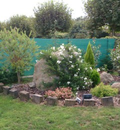 Rocalla con traviesas de madera